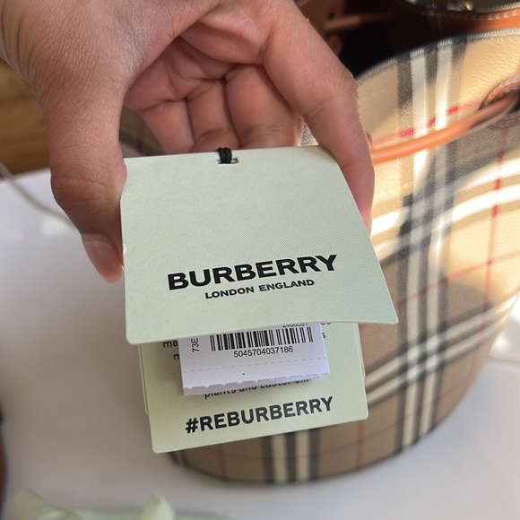 Burberry small TB bucket bag - Picture 8 of 8